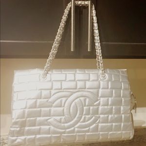 Medium size Chanel tote